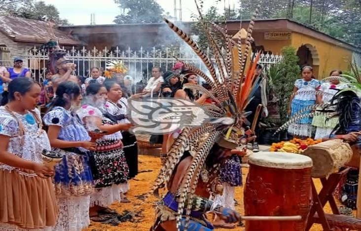 Entre danzas y semillas, pobladores de Ixhuatlancillo celebran Día de Muertos