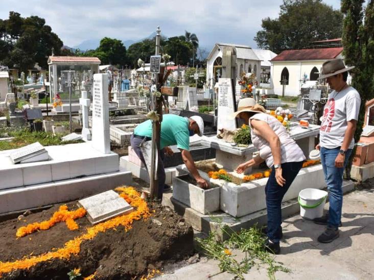 En cementerio de Orizaba, piden recoger basura y flores secas tras Día de Muertos