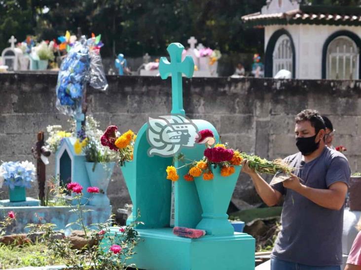 Panteones de Xalapa recobran vida este 2 de noviembre; comercios y oficinas pararon