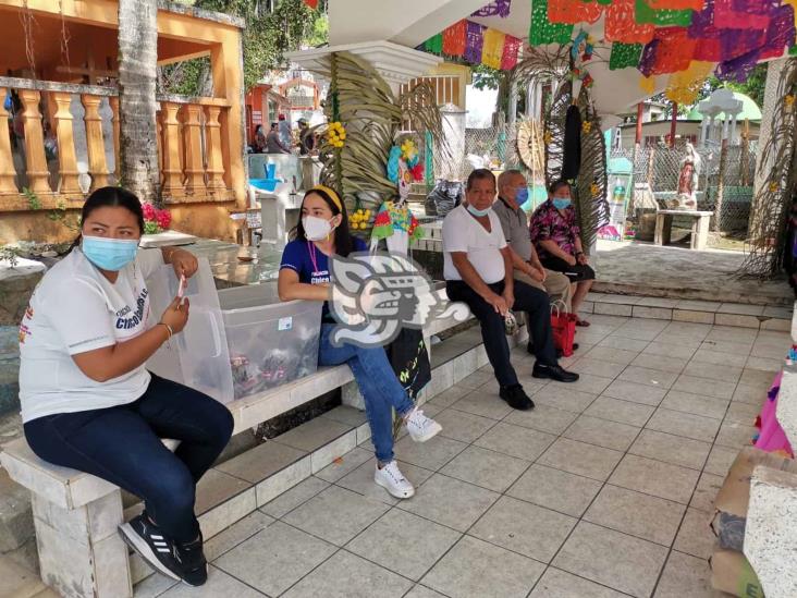 Afluencia en panteones de Nanchital e Ixhuatlán deja ingresos a comerciantes