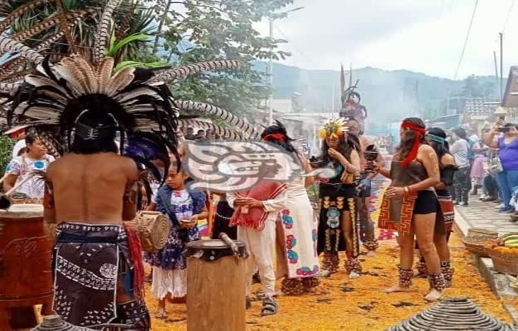 Entre danzas y semillas, pobladores de Ixhuatlancillo celebran Día de Muertos