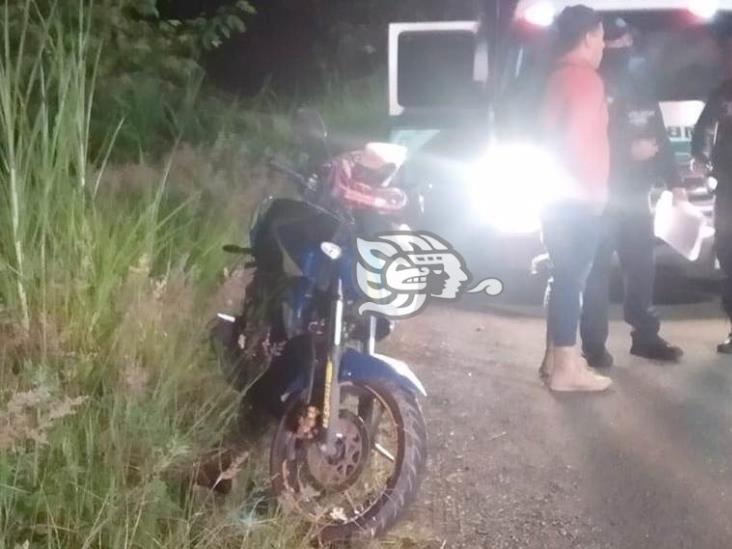 Motociclistas chocan contra auto en Las Trancas