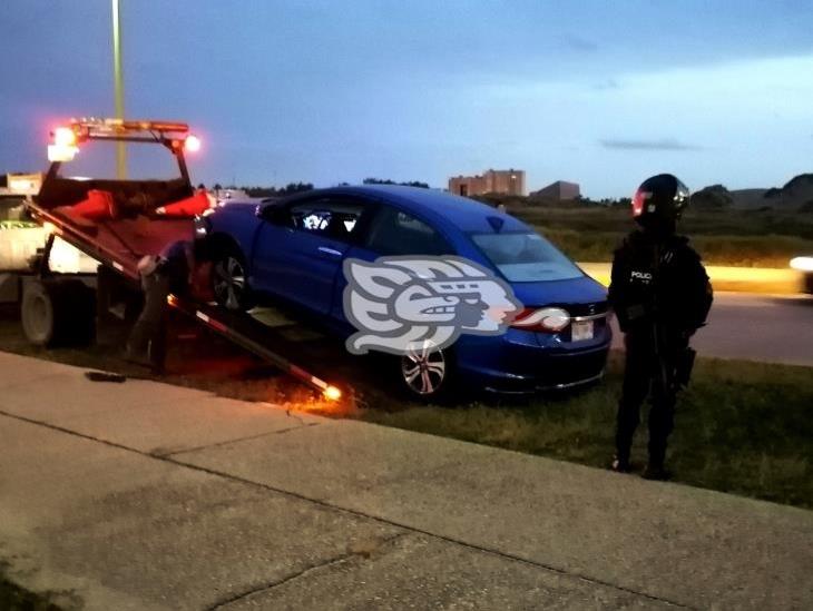 Persecución a balazos en Coatza; aseguran auto robado y detienen a dos