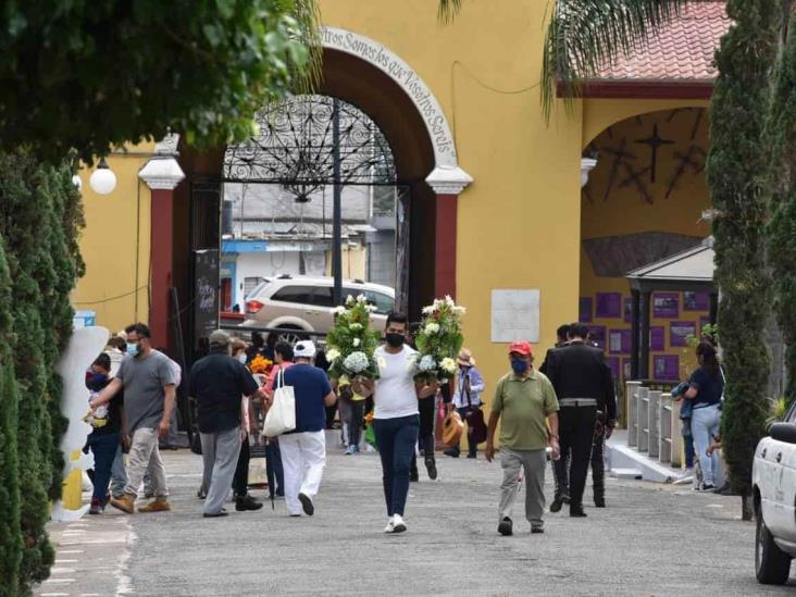 En cementerio de Orizaba, piden recoger basura y flores secas tras Día de Muertos