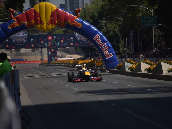 Checo Pérez hace vibrar Reforma en el Red Bull Show Run CDMX