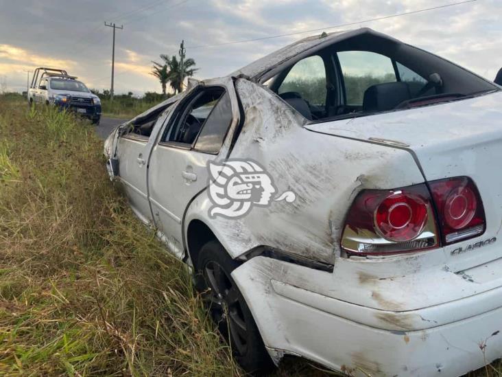 Auto se salió de la carretera que conduce a Las Barrillas