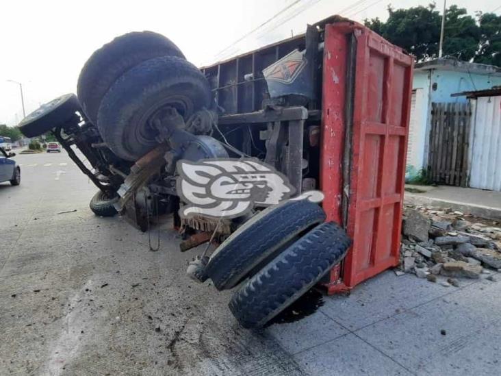 Camión de carga vuelca tras tener falla mecánica