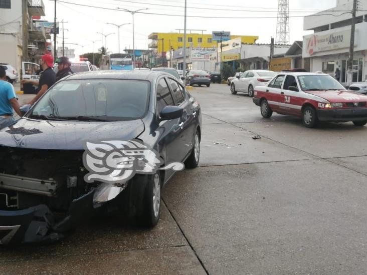 Tres personas lesionadas, saldo de accidente sobre avenida de Coatzacoalcos