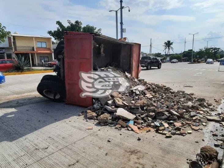 Camión de carga vuelca tras tener falla mecánica