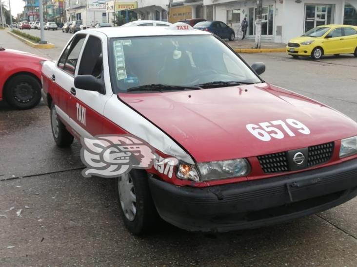 Tres personas lesionadas, saldo de accidente sobre avenida de Coatzacoalcos