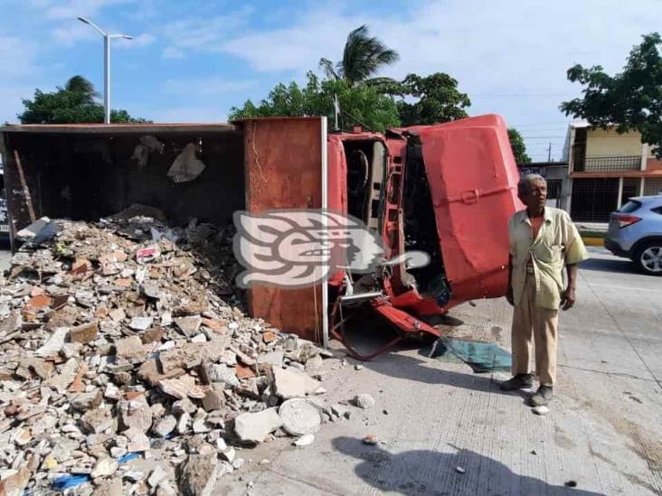 Camión de carga vuelca tras tener falla mecánica