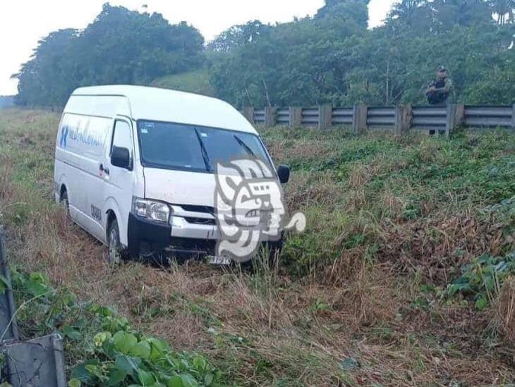 Camioneta volcó sobre la autopista Acayucan-Cosoleacaque