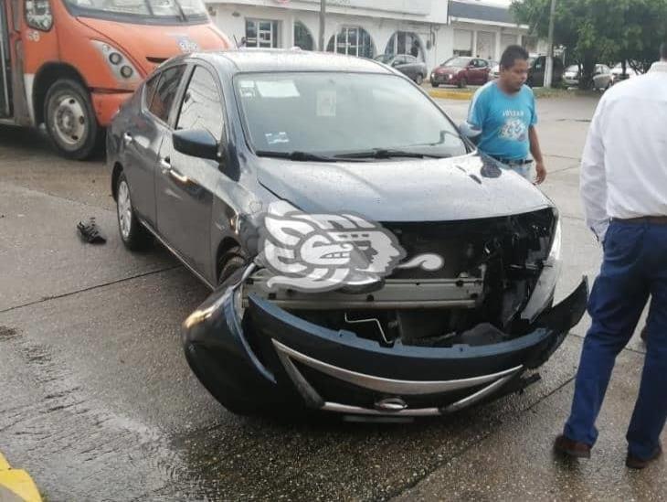 Tres personas lesionadas, saldo de accidente sobre avenida de Coatzacoalcos