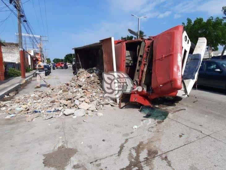 Camión de carga vuelca tras tener falla mecánica