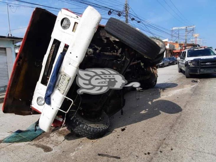 Camión de carga vuelca tras tener falla mecánica