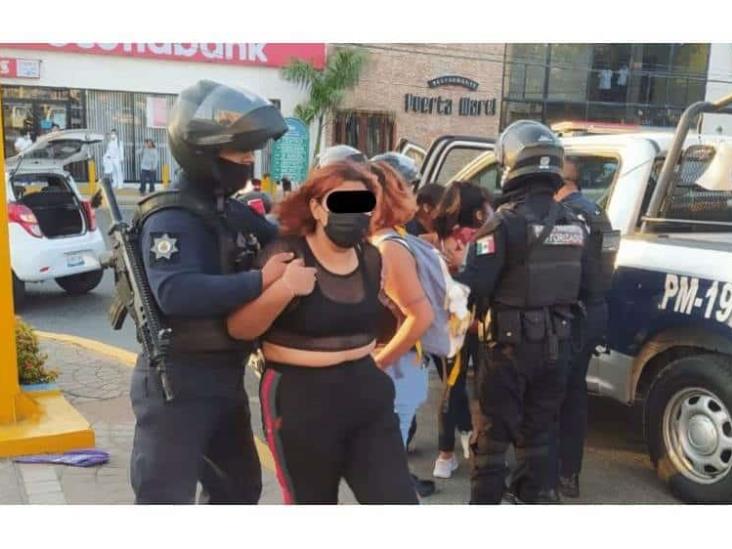 Por pintar un reloj, detienen a feministas en Poza Rica