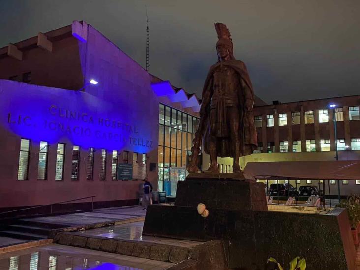 Ilumina de azul IMSS Veracruz Norte su sede por Salud Integral del Hombre