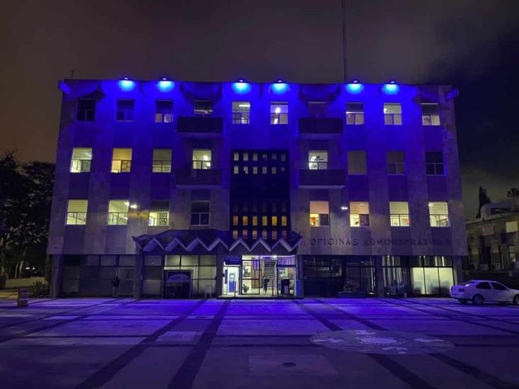 Ilumina de azul IMSS Veracruz Norte su sede por Salud Integral del Hombre