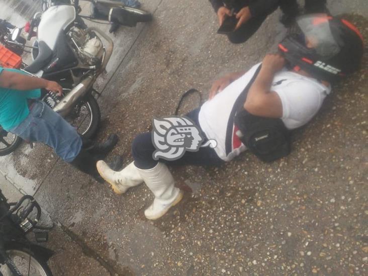 Derrapa motociclista tras ser impactado por taxi en Minatitlán