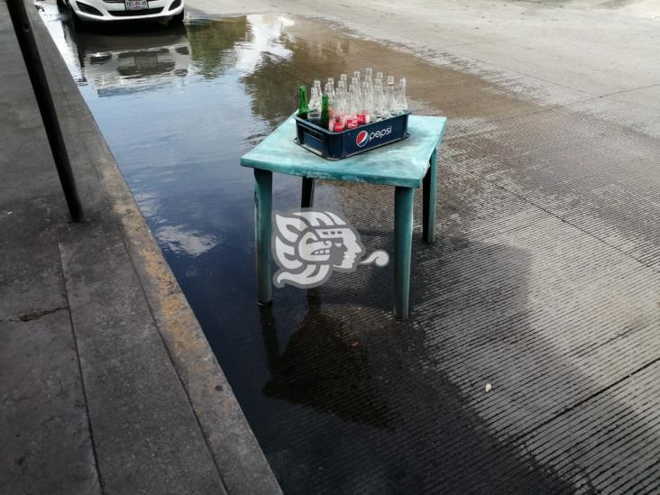 Fuga de aguas negras afecta a puestos de comida