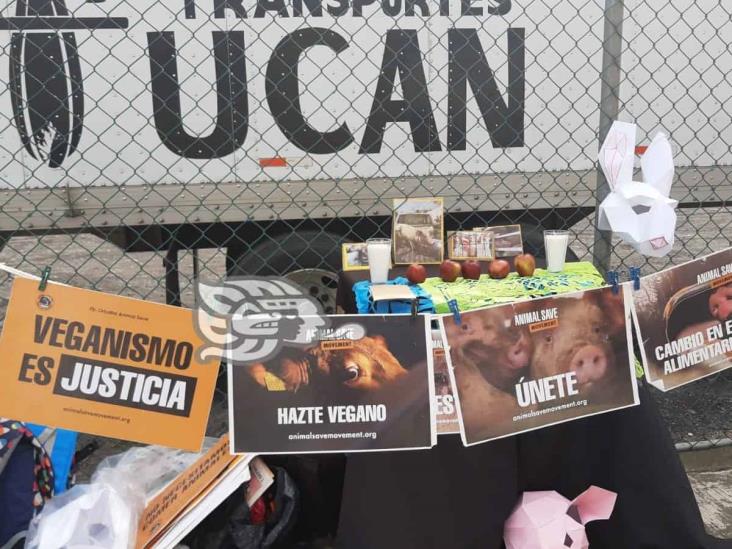 Mujeres veganas ponen ofrenda ante el Rastro Municipal de Orizaba