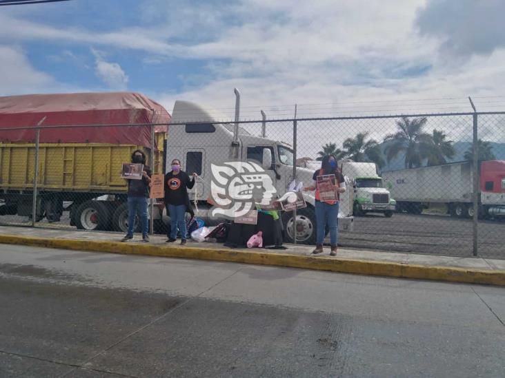 Mujeres veganas ponen ofrenda ante el Rastro Municipal de Orizaba