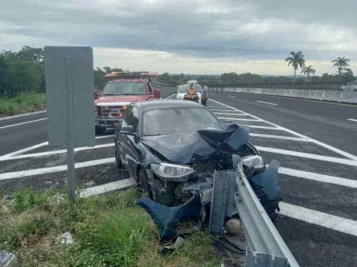 Se estrella auto en el libramiento de Cardel