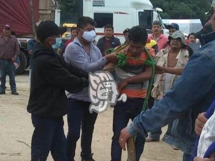 Oaxaqueños amenazan con linchar a tesorero; bloqueo afecta límites con Veracruz