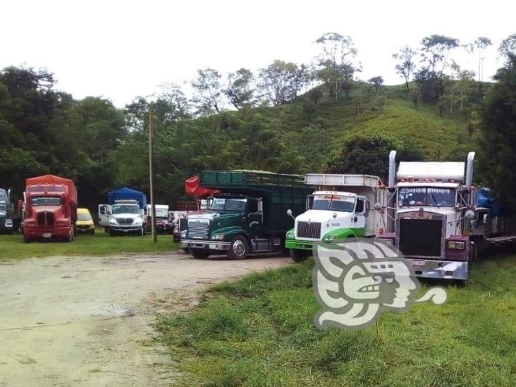 Oaxaqueños amenazan con linchar a tesorero; bloqueo afecta límites con Veracruz