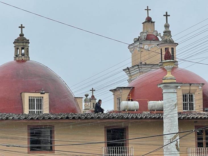 Evitan suicidio; sujeto pretendía arrojarse de cúpula de iglesia en Xalapa