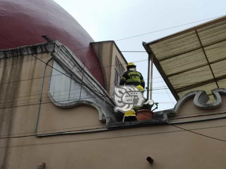 Evitan suicidio; sujeto pretendía arrojarse de cúpula de iglesia en Xalapa