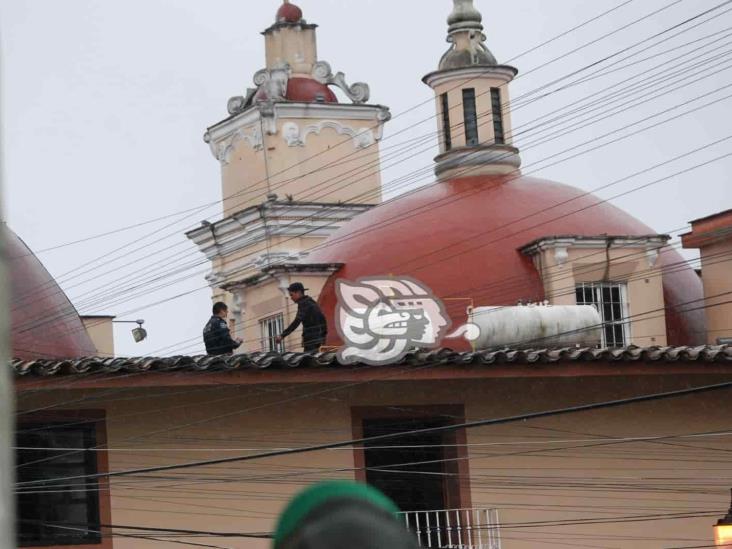 Evitan suicidio; sujeto pretendía arrojarse de cúpula de iglesia en Xalapa