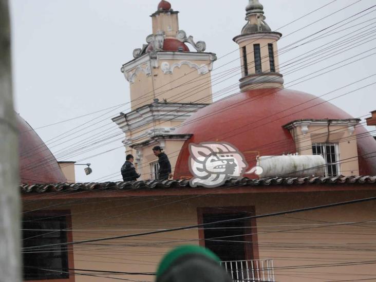 Evitan suicidio; sujeto pretendía arrojarse de cúpula de iglesia en Xalapa