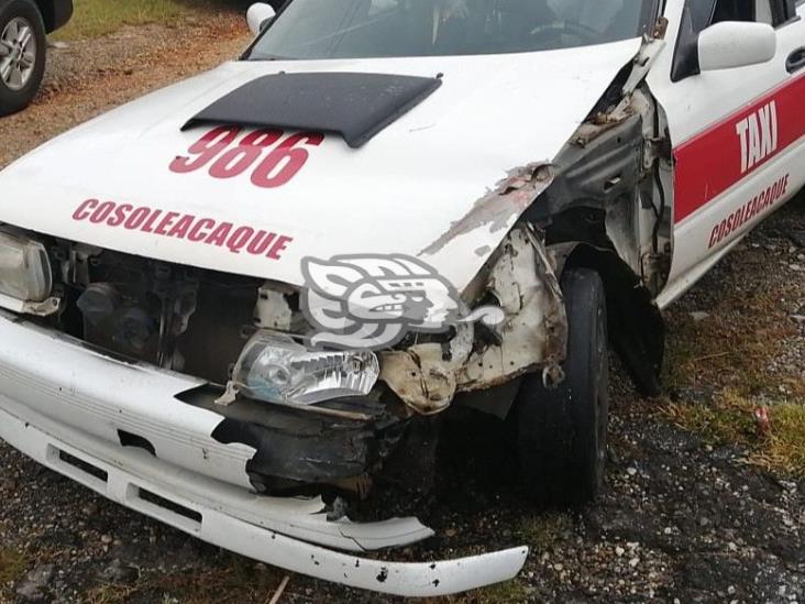 Taxi choca contra tractocamión en Cosoleacaque; mujer lesionada