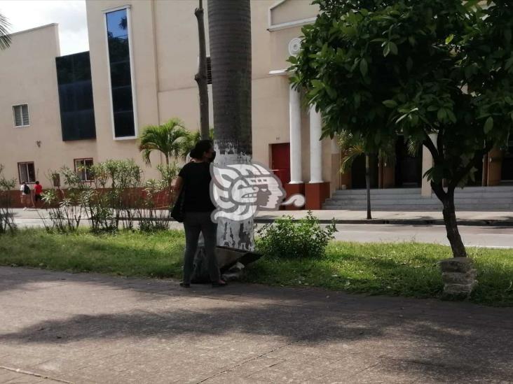 Bancas en avenida Díaz Mirón, destrozadas por el tiempo