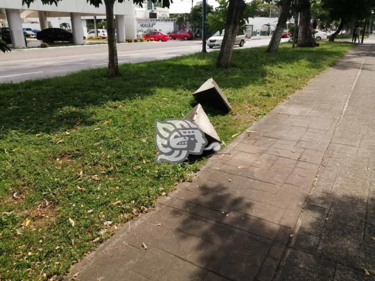 Bancas en avenida Díaz Mirón, destrozadas por el tiempo