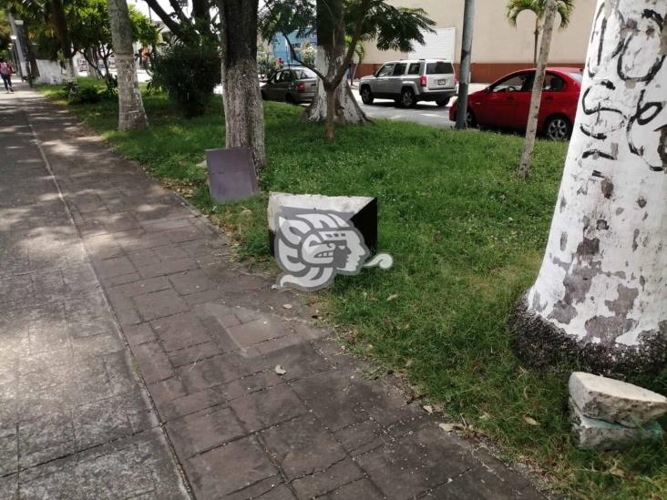 Bancas en avenida Díaz Mirón, destrozadas por el tiempo