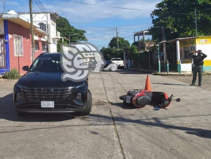 Choque en el barrio Zapotal de Acayucan; empleado herido