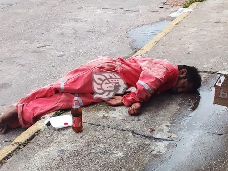 Vagabundo dormido moviliza a policías en Minatitlán