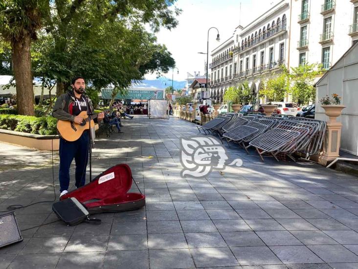 Adiós pandemia; vendedores quitan filtros del parque Juárez en Xalapa