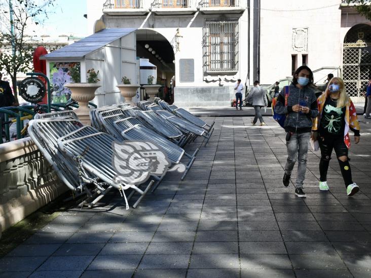 Adiós pandemia; vendedores quitan filtros del parque Juárez en Xalapa