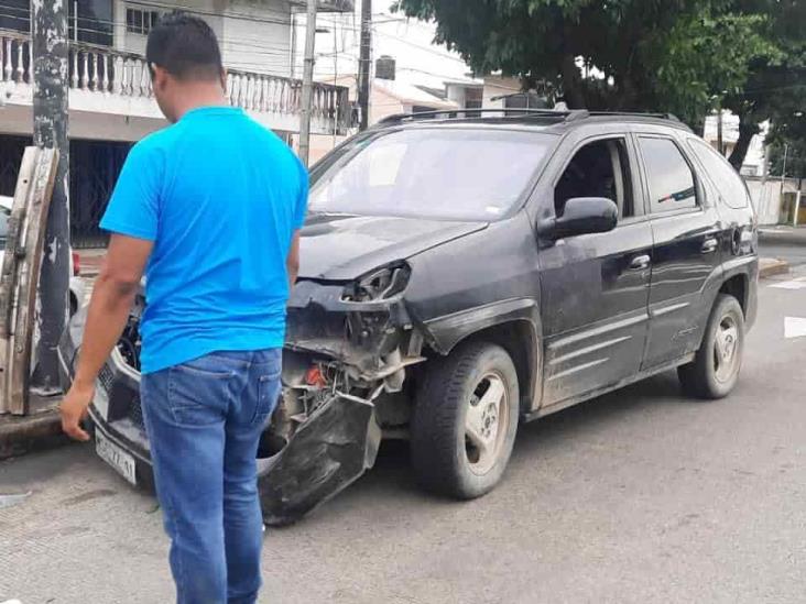Choque deja severos daños en fraccionamiento de Veracruz