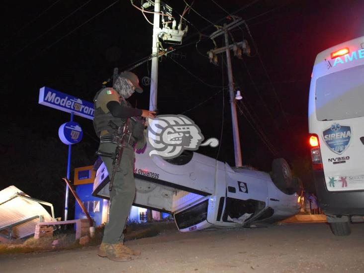 Dos custodios de Cometra heridos tras volcar en Texistepec