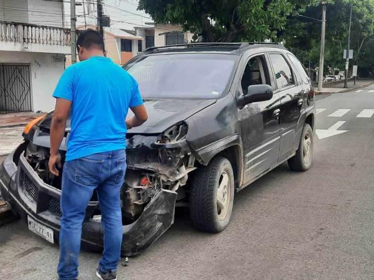 Choque deja severos daños en fraccionamiento de Veracruz