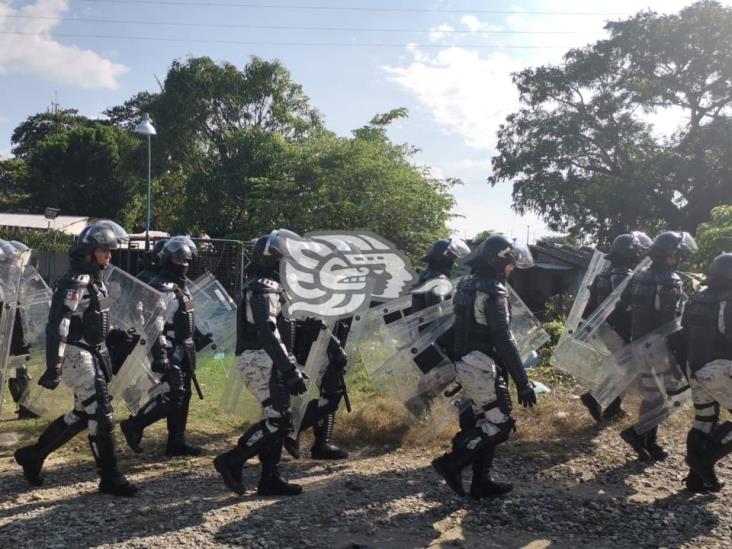 Despliegan operativo de contención contra caravana migrante en el sur de Veracruz