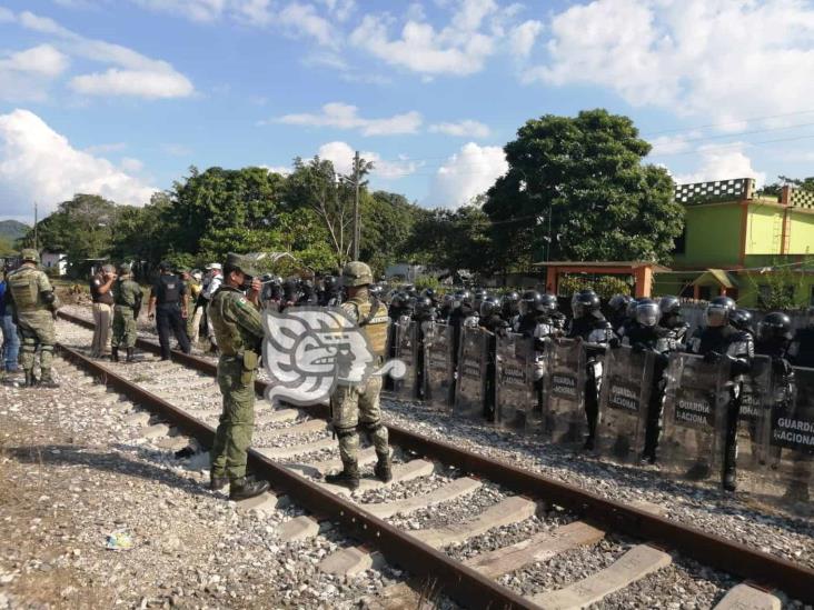 Despliegan operativo de contención contra caravana migrante en el sur de Veracruz