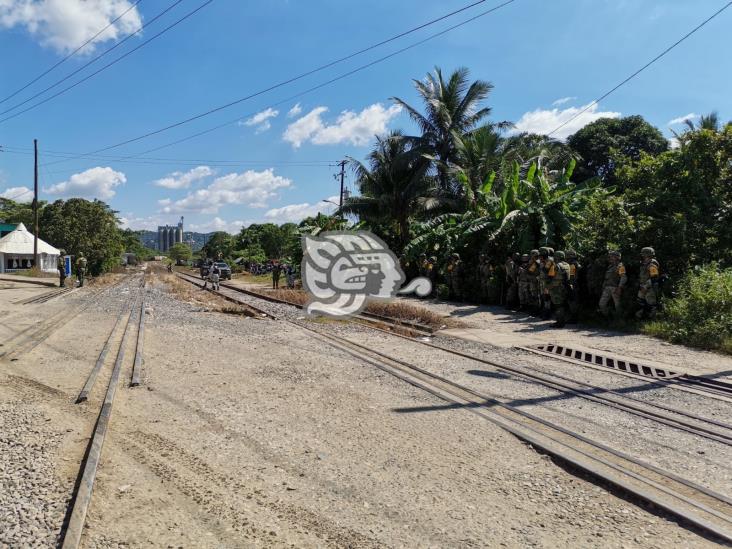 Despliegan operativo de contención contra caravana migrante en el sur de Veracruz