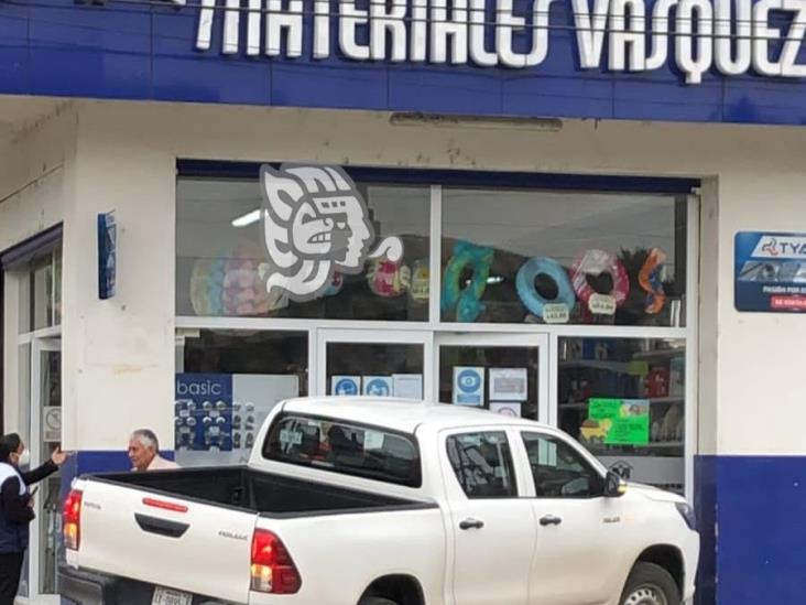 En Xalapa, conductora pierde control y choca contra negocio en la Revolución