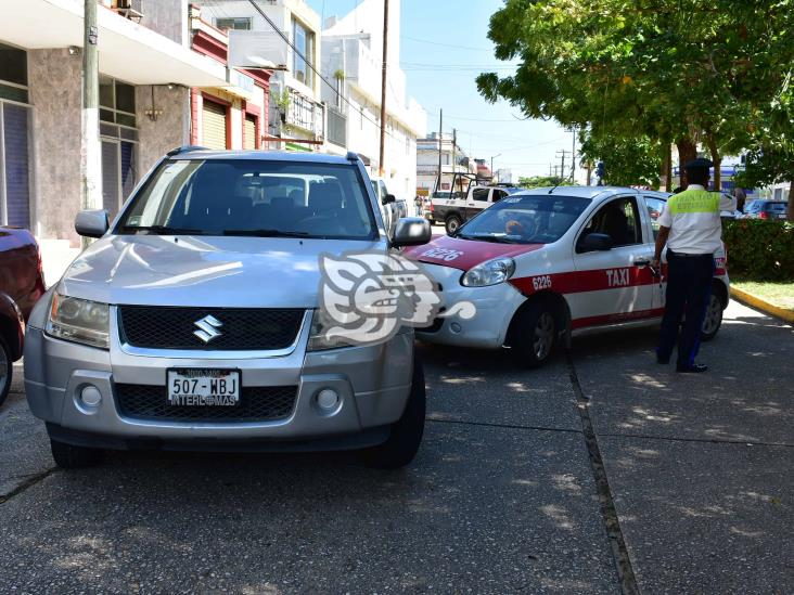 Taxista sufre descompensación y provoca choque en Coatzacoalcos