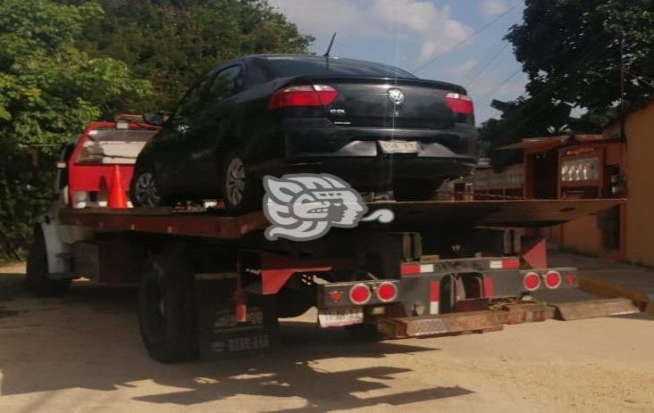Recuperan en Minatitlán auto robado en estacionamiento
